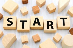 「木製のブロックで“START”と並べられた写真。堺市の個別指導塾・ハッピースマイル各教室で、新しく勉強を始めたい子や学び直しをしたい中学生・高校生のスタートを応援するイメージとして使用する画像。堺市エリアの白鷺・堺市駅・深井・鳳・大小路・栂・美木多・萩原天神・初芝・上野芝・北花田・諏訪ノ森の各教室に共通する“勉強が苦手でも始めやすい個別指導”“横につきっきりでサポート”“地域密着の安心感”を伝えるためのデザイン。」